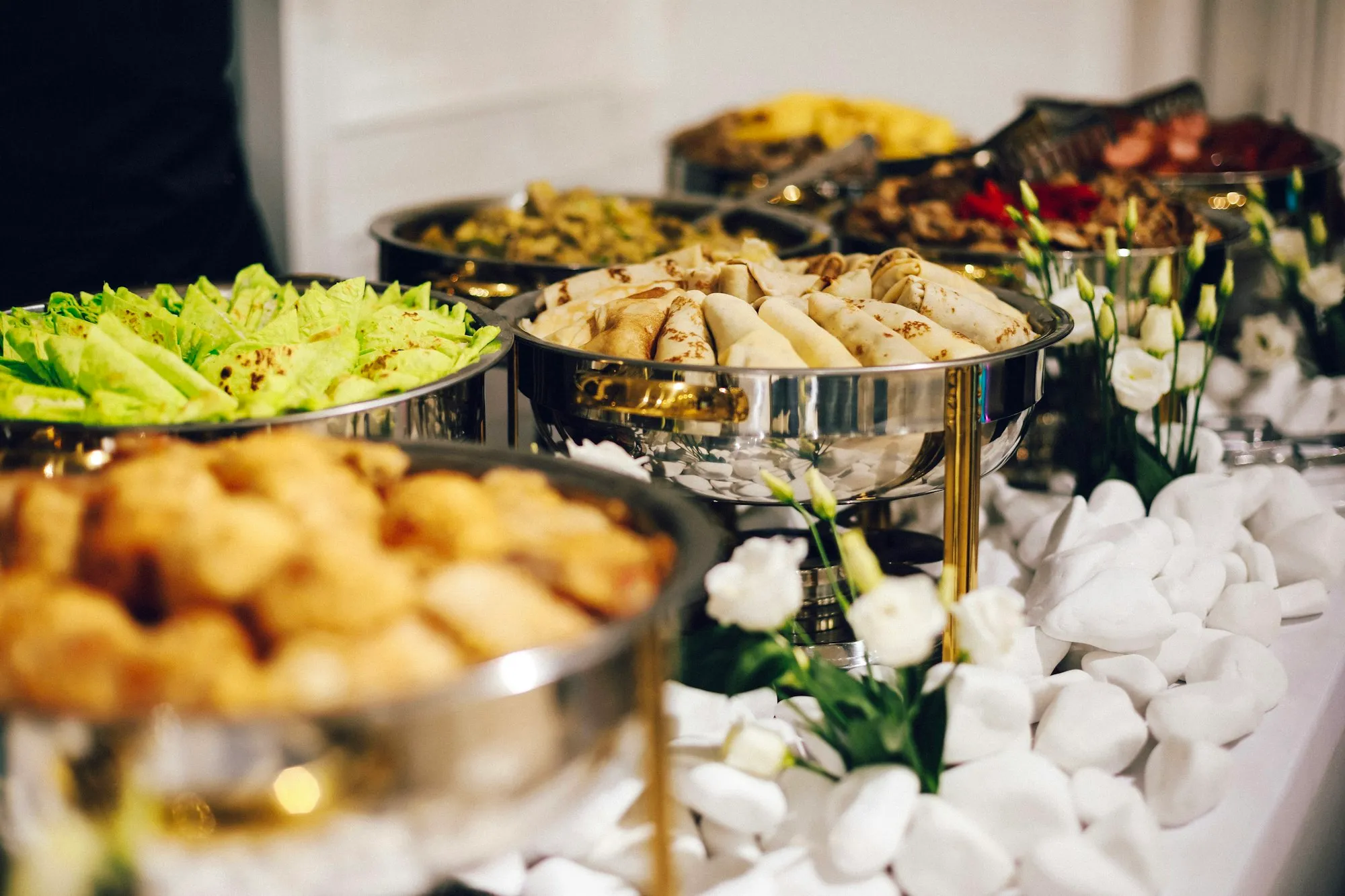 Estación de buffet con charolas de comida para un evento