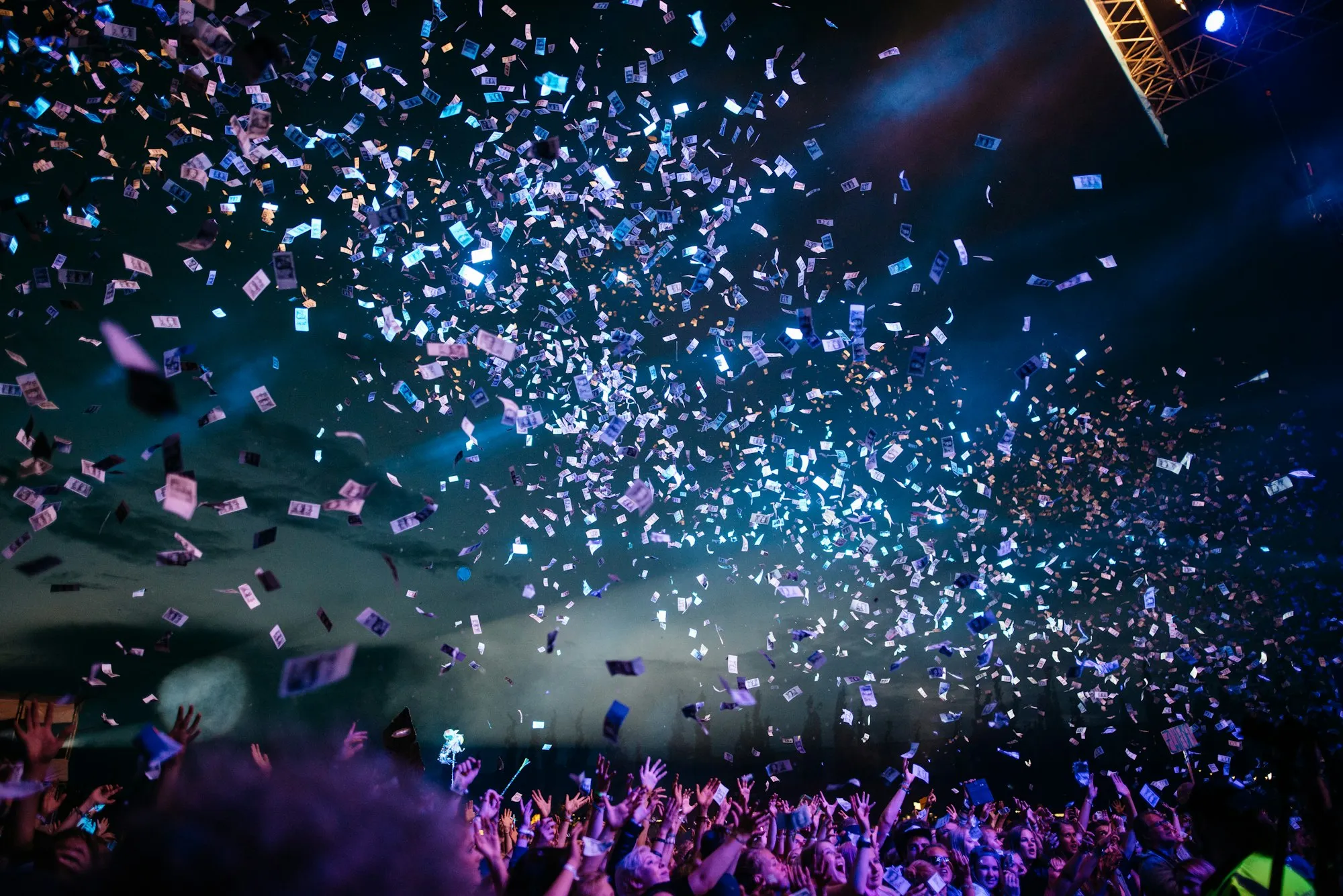 Confeti sobre la pista de baile