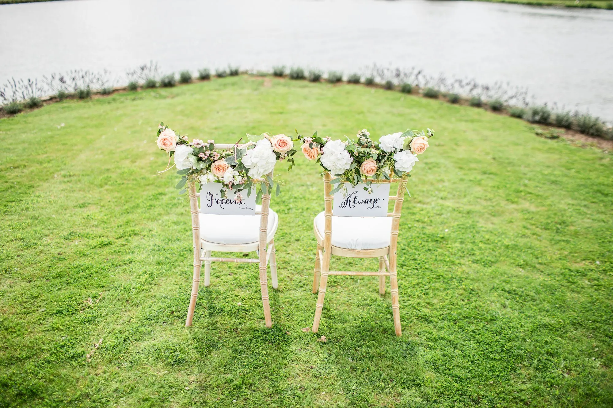 Sillas de novios en un jardín